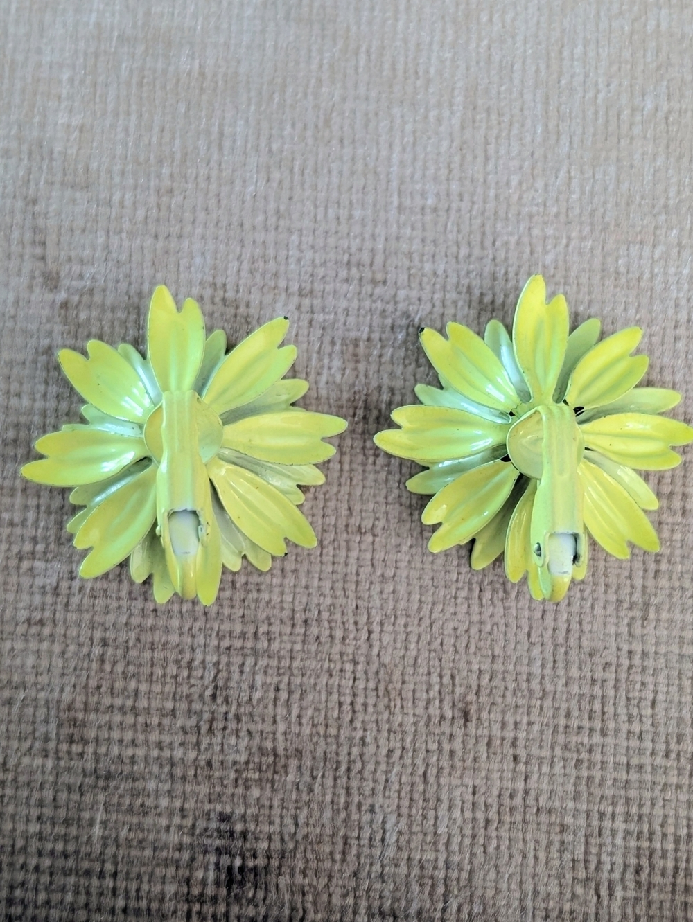 Vintage Retro Original 1960's Flower Enamel    Clip-on Earrings - Picture 3 of 6